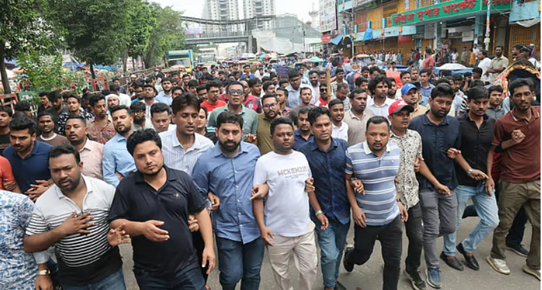 ঢাকা কলেজে ছাত্রদল-শিবির সং/ঘর্ষ, কক/টেল বি/স্ফোরণে উত্তেজনা রাজধানীতে