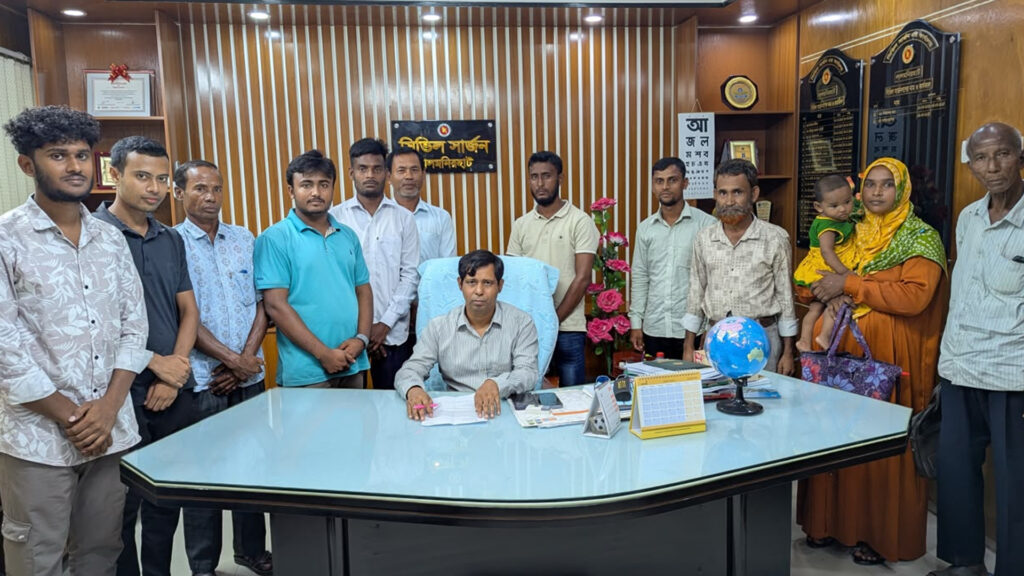 টিকাদান কার্যক্রম চালু ও কর্মসংস্থানের দাবিতে লালমনিরহাটে ভ্যাকসিনেটরদের স্মারকলিপি