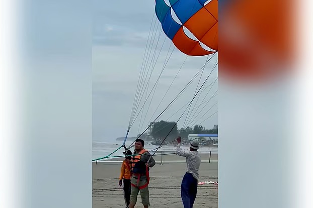 ‘আমার বাবারে কোলে দাও’—খুলনায় অক্ষরের শেষ বিদায়ে কান্নার ঢল