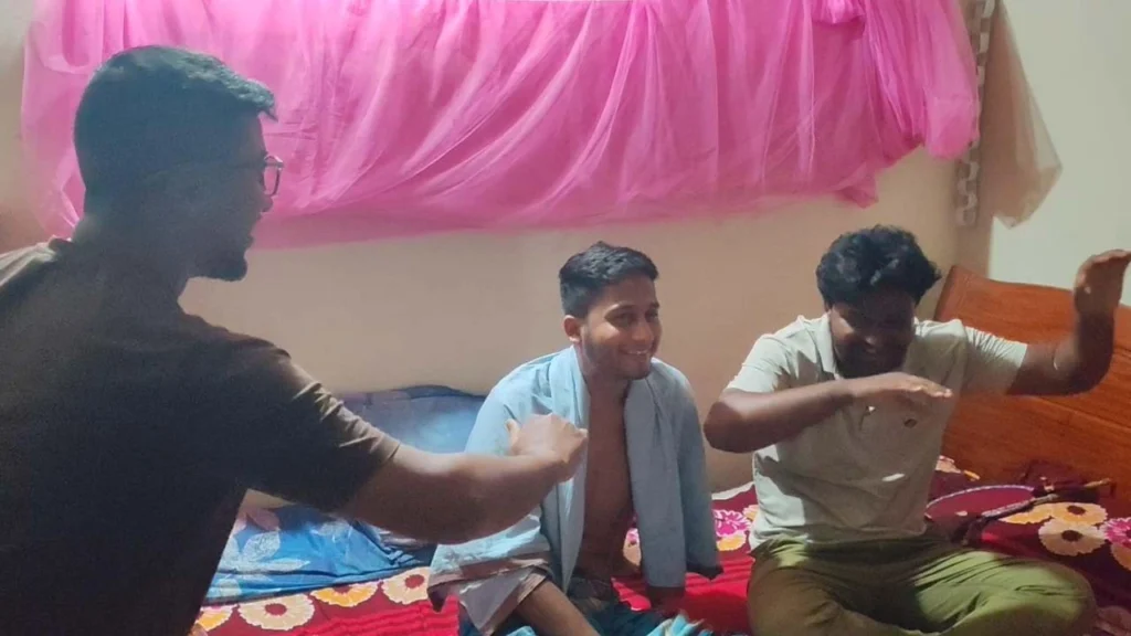 ৩৩ দিন শয্যাশায়ী বন্ধুর মুখে হাসি ফোটাতে গান-নাচ