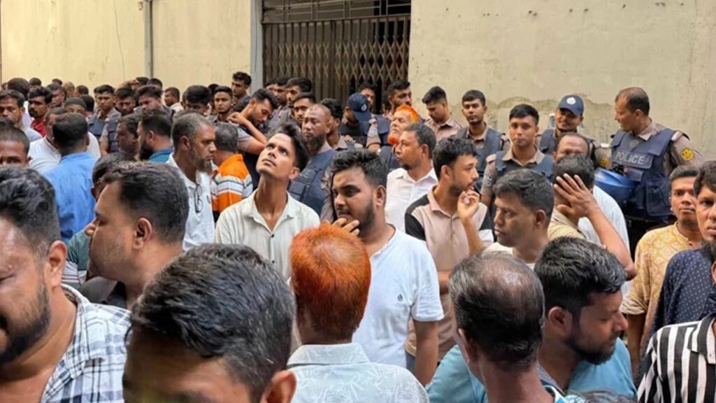 গুলিস্তানে জাসদ কার্যালয়ের সামনে থেকে শতাধিক ব্যক্তি আটক, চলছে যাচাই-বাছাই