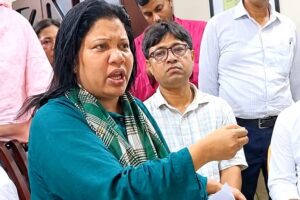 কুমিল্লায় নিহত ১৩ বছর বয়সী ইশায়াত শাহরিয়ার অপ্রতিমকে নিয়ে সামাজিক যোগাযোগমাধ্যমে চলা বিভিন্ন প্রচার ও মন্তব্যের বিষয়ে ক্ষোভ প্রকাশ করেছেন তার মা কুমিল্লা বিশ্ববিদ্যালয়ের বাংলা বিভাগের সহযোগী অধ্যাপক নাহিদা বেগম। ছেলেকে ঘটনার জন্য কোনোভাবে দায়ী বা দোষী হিসেবে উপস্থাপনের চেষ্টা তিনি মেনে নেবেন না বলে জানিয়েছেন। মঙ্গলবার রাতে কুমিল্লা জেলা আইনজীবী সমিতির নেতারা নাহিদা বেগমের বাসায় তাঁর সঙ্গে দেখা করতে গেলে তিনি এসব কথা বলেন। এ সময় ছেলেকে নিয়ে সামাজিক যোগাযোগমাধ্যমে ছড়িয়ে পড়া বিভিন্ন বক্তব্যের প্রসঙ্গ তুলে নিজের ক্ষোভ ও কষ্টের কথা জানান তিনি। নাহিদা বেগম বলেন, ‘আমার দুধের শিশু, তাকে ব্লেমিং করা আমি কোনো দিন মেনে নেব না। আমার দুধের বাচ্চা, আমার ছেলে বোঝে না।’ অপ্রতিমকে দীর্ঘদিন ধরে কথাবার্তা ও বন্ধুত্বের মাধ্যমে প্রভাবিত করা হয়েছিল বলে দাবি করেন তার মা। তিনি বলেন, ‘তাকে মিষ্টি মিষ্টি কথা বলে, দীর্ঘদিন সময় নিয়ে তাকে বন্ধু বানিয়ে, সবার কাছে ভিকটিম বানিয়ে দিয়ে বলছে, “দেখো, ও আমাদেরই একজন সদস্য, ও আমাদের সঙ্গে খেলছে, ওর কারণে ও মরে গেছে”—আমি কিন্তু সেটা মানব না।’ নাহিদা বেগমের বক্তব্যে মূলত সামাজিক যোগাযোগমাধ্যমে তাঁর ছেলেকে ঘিরে তৈরি হওয়া বিভিন্ন বর্ণনা ও মন্তব্যের বিরোধিতা উঠে এসেছে। তিনি মনে করেন, ১৩ বছর বয়সী একটি শিশুকে ঘটনার দায় বহনকারী হিসেবে উপস্থাপন করা গ্রহণযোগ্য নয়। অপ্রতিমের মৃত্যুর ঘটনা সামনে আসার পর থেকেই সামাজিক যোগাযোগমাধ্যমে এ নিয়ে নানা ধরনের আলোচনা চলছে। তবে তদন্ত শেষ হওয়ার আগে সামাজিক মাধ্যমে ছড়িয়ে পড়া কোনো দাবি বা বক্তব্যকে ঘটনার প্রমাণিত বিবরণ হিসেবে দেখার সুযোগ নেই। অপ্রতিম কুমিল্লা বিশ্ববিদ্যালয়ের বাংলা বিভাগের সহযোগী অধ্যাপক নাহিদা বেগমের একমাত্র সন্তান। তার বয়স ছিল ১৩ বছর এবং সে সপ্তম শ্রেণিতে পড়ত। বাসা থেকে বের হওয়ার পর নিখোঁজ হয়ে যায় সে। পরে কুমিল্লার লালমাই পাহাড়ের একটি নির্জন এলাকা থেকে তার মরদেহ উদ্ধার করা হয়। ঘটনার তদন্তে পুলিশ কয়েকজনকে আটক ও গ্রেপ্তার করেছে। এর আগে পুলিশ জানিয়েছে, অপ্রতিমের সঙ্গে থাকা একটি আইফোন এবং আর্থিক লেনদেনসংক্রান্ত বিরোধসহ বিভিন্ন বিষয় তদন্তে উঠে এসেছে। তবে এগুলো তদন্তকারী সংস্থার প্রাথমিক ভাষ্য; মামলার বিচারিক প্রক্রিয়া শেষ না হওয়া পর্যন্ত অভিযুক্ত ব্যক্তিদের বিরুদ্ধে অভিযোগ প্রমাণিত বলে গণ্য করা যাবে না। এদিকে সন্তান হারানোর পর অপ্রতিমকে ঘিরে সামাজিক যোগাযোগমাধ্যমে বিভিন্ন ধরনের প্রচার নতুন করে পরিবারের কষ্ট বাড়াচ্ছে বলে নাহিদা বেগমের বক্তব্যে উঠে এসেছে। তাঁর স্পষ্ট অবস্থান—ঘটনার শিকার ১৩ বছরের সন্তানকে কোনোভাবেই দোষারোপ করা তিনি মেনে নেবেন না। অপ্রতিমের মৃত্যুর প্রকৃত কারণ, ঘটনার পেছনের উদ্দেশ্য এবং কার কী ভূমিকা ছিল—এসব প্রশ্নের চূড়ান্ত উত্তর নির্ভর করবে পুলিশের তদন্ত, প্রমাণ এবং পরবর্তী বিচারিক প্রক্রিয়ার ওপর।