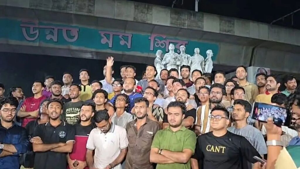 ঢাবিতে তিন ককটেল বিস্ফোরণ, প্রতিবাদে মধ্যরাতে ছাত্রদলের বিক্ষোভ