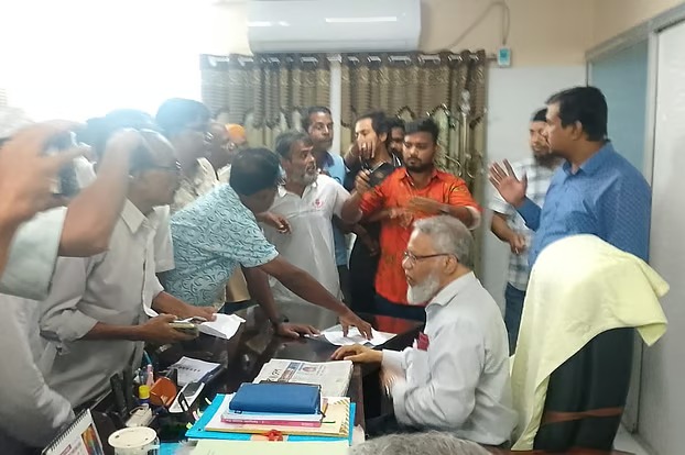 কঠোর বার্তার পরও থামছে না দলীয় নেতা-কর্মীদের বিরুদ্ধে অভিযোগ, প্রশ্নে সরকারের নিয়ন্ত্রণ