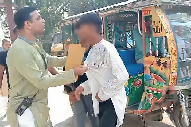 শ্রীপুরে ঝটিকা মিছিলের চেষ্টা: নিষিদ্ধ যুবলীগের ৮ কর্মী ধাওয়া খেয়ে আটক, পুলিশে সোপর্দ