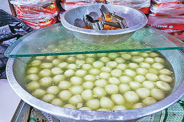 ছয় দশকের স্বাদ ও ঐতিহ্য: পটিয়ার ‘আদর্শ মিষ্টি ভান্ডার’-এ এখনো মিষ্টিপ্রেমীদের ভিড়