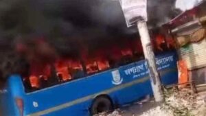 মাতুয়াইলে গ্যারেজে অগ্নিকাণ্ড: পুড়ে ক্ষতিগ্রস্ত জগন্নাথ বিশ্ববিদ্যালয়ের ‘নোঙ্গর’ বাস
