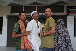 কালকিনিতে বোরকা পরে ককটেল ফাটিয়ে হামলা: দুই পক্ষের রক্তক্ষয়ী সংঘর্ষে যুবক নিহত, আহত ৫ মূল প্রতিবেদন: