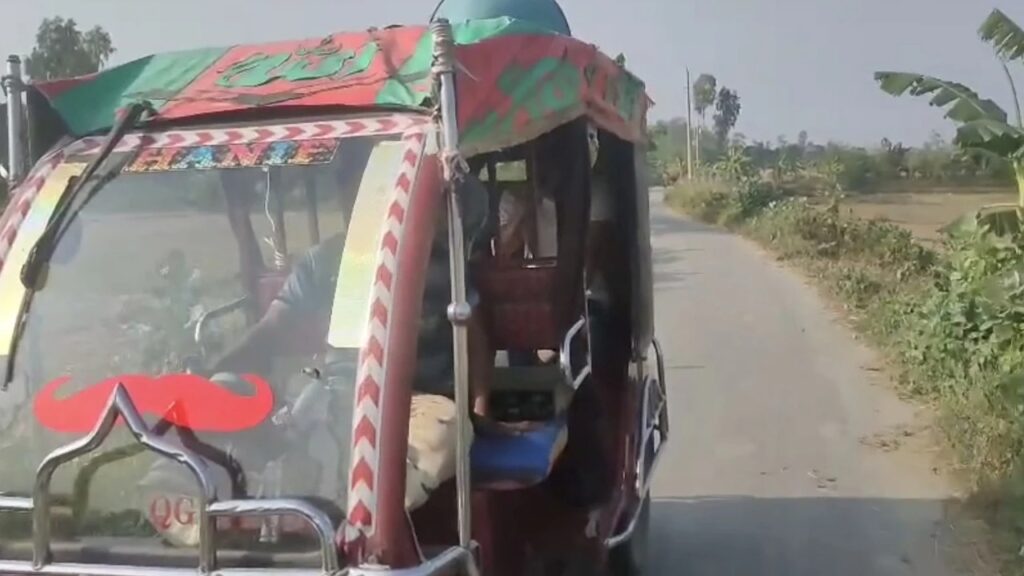 অটোরিকশায় শেখ হাসিনার দেশে ফেরার ঘোষণা দিয়ে মাইকিং