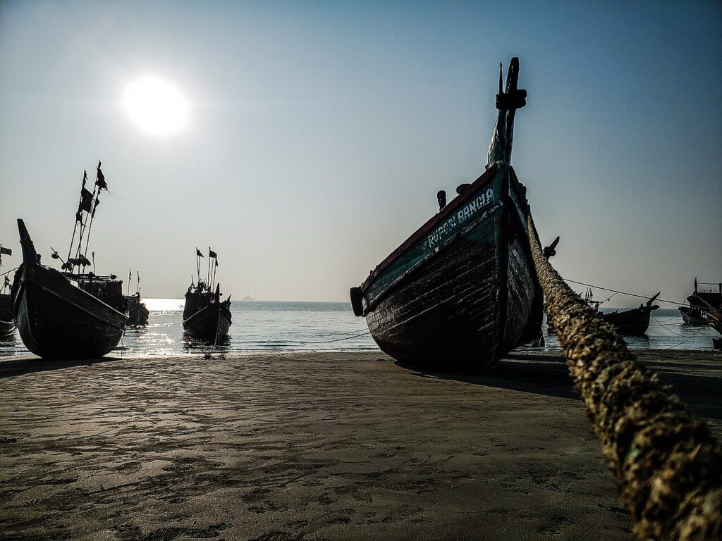 সেন্ট মার্টিনে রাতযাপন নিয়ে বিভ্রান্তি: ১ নভেম্বর খুলছে দ্বীপ, সিদ্ধান্ত জানাতে বুধবার বৈঠক সেন্ট মার্টিন দ্বীপের সৈকতে নোঙর করা নৌকা